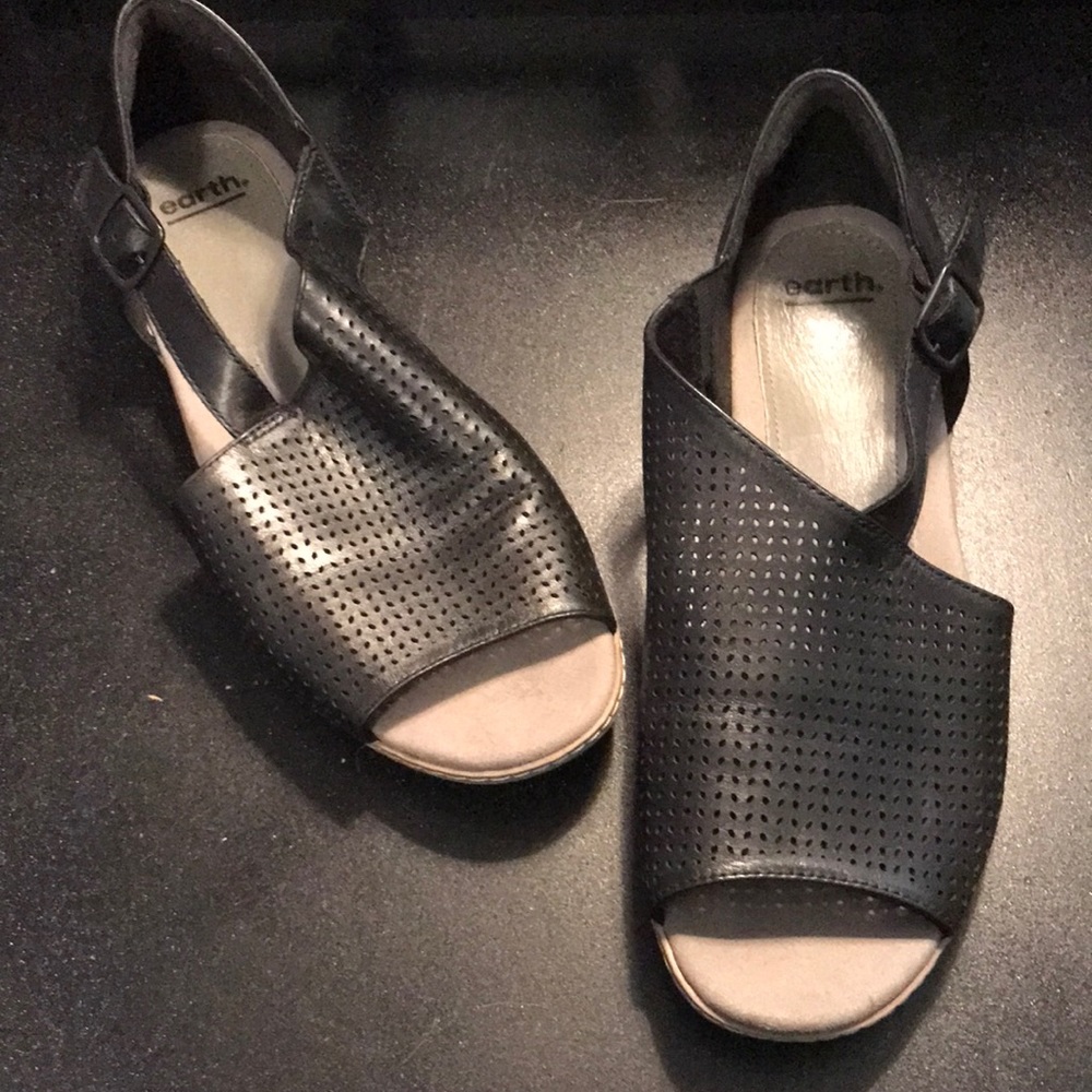 Earth Camellia Ballston Black Leather Sandal 12M